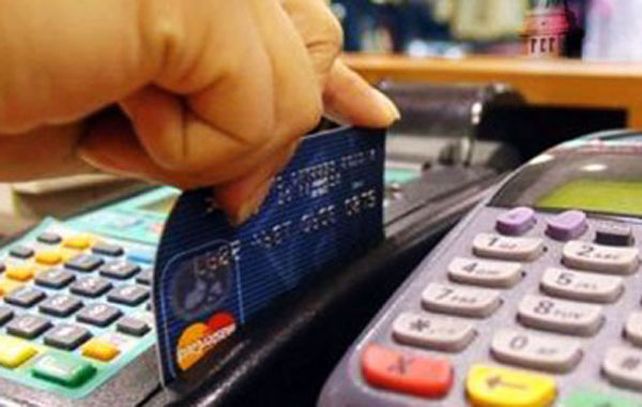 El DNU eliminó el tope de comisiones para las tarjetas de crédito y débito.&nbsp;