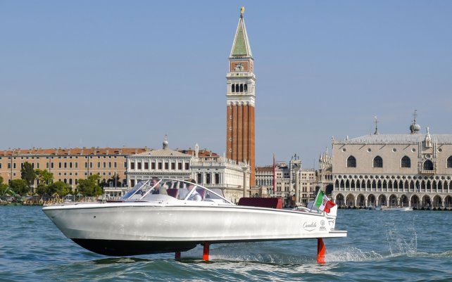 El portavoz del fabricante de barcos sueco Candela, conduce el Candela C-7, por el canal de Venecia. Candela presentó el C-7 en la feria de barcos de Venecia, una embarcación eléctrica con un sistema de hidroala que eleva la embarcación por encima de la superficie del agua.