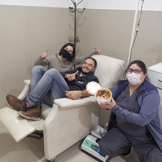 Felchen distendido. No sólo donó plasma sino que les llevó helados a las hemoterapistas del Dr Gutiérrez