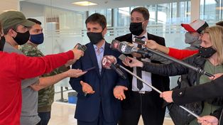 Los fiscales Luis Schiappa Pietra y Matías Edery dialogaron con la prensa en el Centro de Justicia Penal.