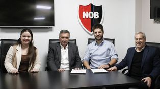 Representantes de Newells y del diario La Capital durante la firma del convenio.
