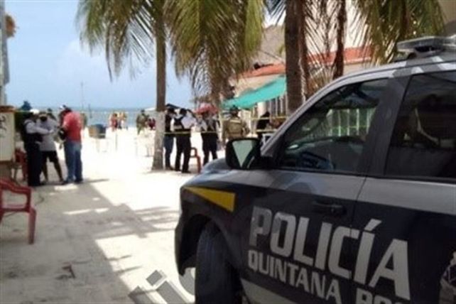 Policía concurre a una playa de Cancún por un incidente violento con saldo de sangre.