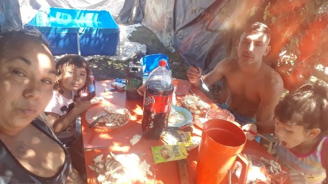 El autor del femicidio con su pareja y las dos nenas