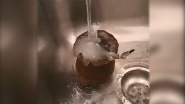 Agua se congela cuando golpea el mate