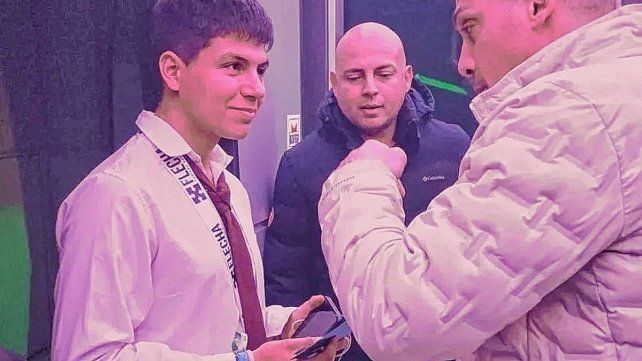 El joven entrerriano que costeó su viaje de egresados juntando latas recibió una sorpresa en Bariloche.