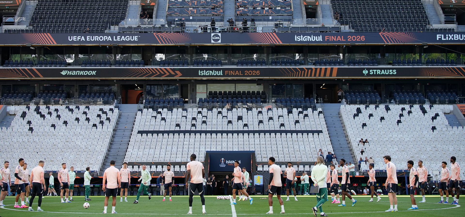 Jugadores del Aston Villa se reúnen durante una sesión de entrenamiento previa a la final de la Europa League entre el Friburgo y el Aston Villa en Estambul, Turquía, el martes 19 de mayo de 2026. (Foto AP/Emrah Gurel) Jugadores del Aston Villa se reúnen durante una sesión de entrenamiento previa a la final de la Europa League entre el Friburgo y el Aston Villa en Estambul, Turquía, el martes 19 de mayo de 2026. (Foto AP/Emrah Gurel)