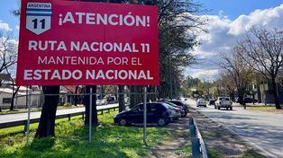 El mal estado de la calzada es una situación que los vecinos viven todos los días. Lo padecen cuando salen a trabajar por la mañana y cuando vuelven a sus casas de noche, circulando por una ruta sin luces y con la calzada en mal estado.&nbsp;