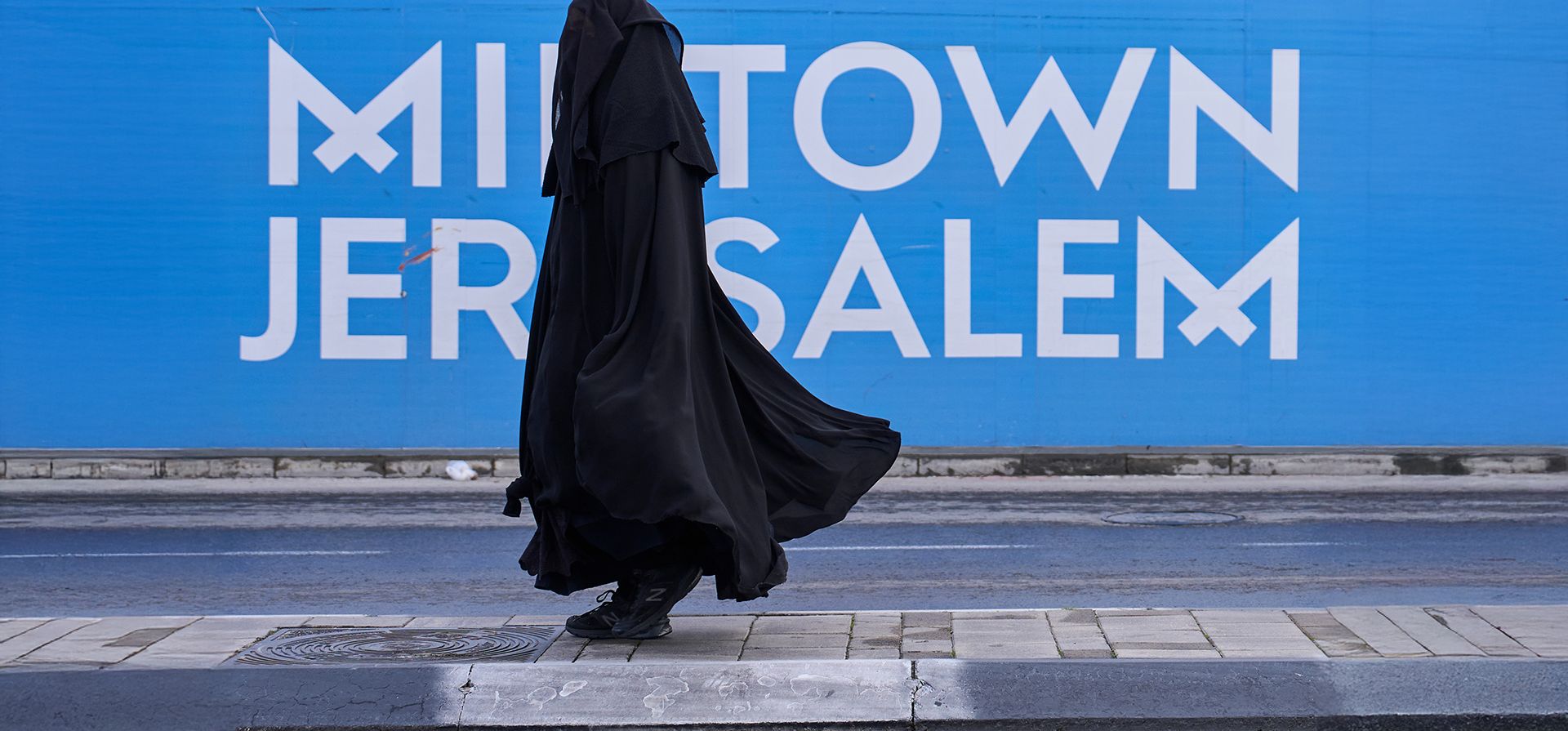 Una mujer judía de la secta haredí del burka se abre paso por el centro de Jerusalén, el martes 30 de diciembre de 2025. (Foto AP/Ohad Zwigenberg) Una mujer judía de la secta haredí del burka se abre paso por el centro de Jerusalén, el martes 30 de diciembre de 2025. (Foto AP/Ohad Zwigenberg)