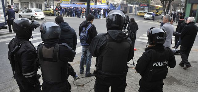 Custodiados. Las inmediaciones del Ministerio de Trabajo estuvieron ayer celosamente vigiladas por efectivos policiales. La mayoría de las cadenas de súper no acató la conciliación obligatoria.