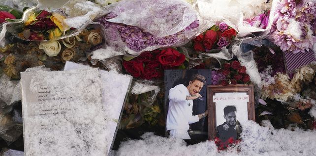Ofrendas florales al cantante Liam Payne en un homenaje en West Park, su ciudad natal de Wolverhampton, Inglaterra, el miércoles 20 de noviembre de 2024. (Jacob King/PA vía AP)