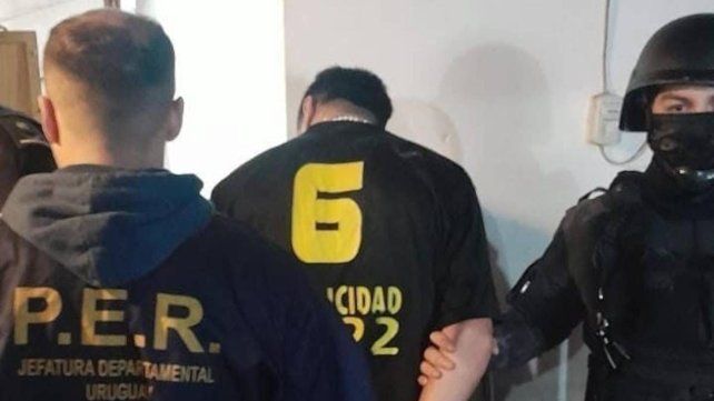 Cayó un prófugo por homicidio agravado: lo detuvieron en un allanamiento y arrestaron a quienes lo ocultaban
