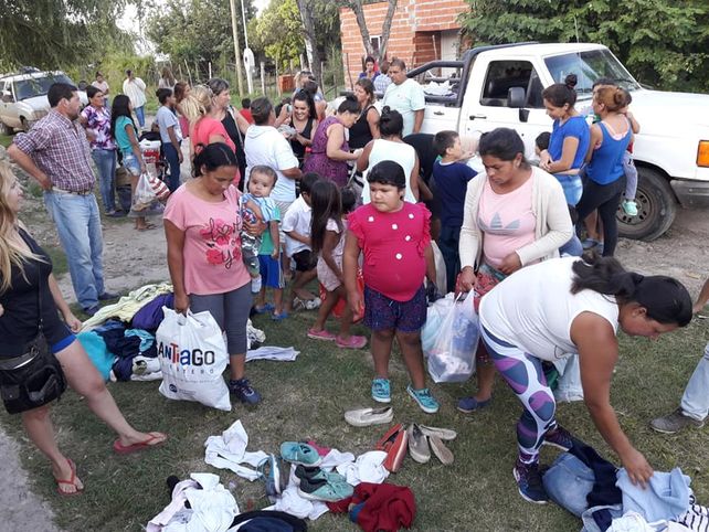 Solidaridad. Los habitantes de ambas barriadas recibieron ayuda de primera necesidad.