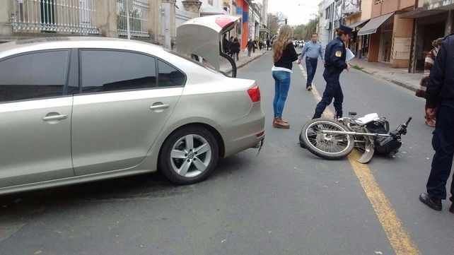 Motociclista lesionado en una colisión ocurrida en una arteria céntrica