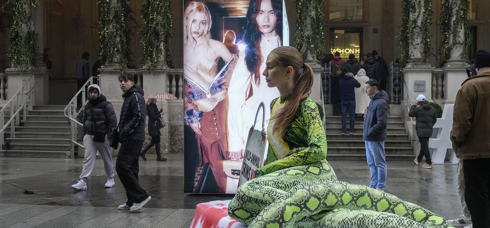 Una activista de PETA (Personas por el Trato Ético de los Animales) realizó una protesta contra el uso de pieles de reptiles, afuera de un centro de moda, en Milán, Italia, el martes 25 de febrero de 2024. (Foto AP/Luca Bruno) Una activista de PETA (Personas por el Trato Ético de los Animales) realizó una protesta contra el uso de pieles de reptiles, afuera de un centro de moda, en Milán, Italia, el martes 25 de febrero de 2024. (Foto AP/Luca Bruno)