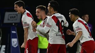 El ex Gimnasia Nacho Fernández grita con todo el gol de River en la cancha de Estudiantes. Central no podrá alcanzar al Millonario en esta fecha.