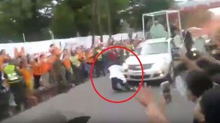 El papamóvil de Francisco casi arrolla a un hombre en el medio de una caravana en Colombia