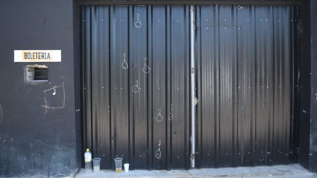 Los impactos de bala quedaron marcados en el portón de ingreso al boliche.