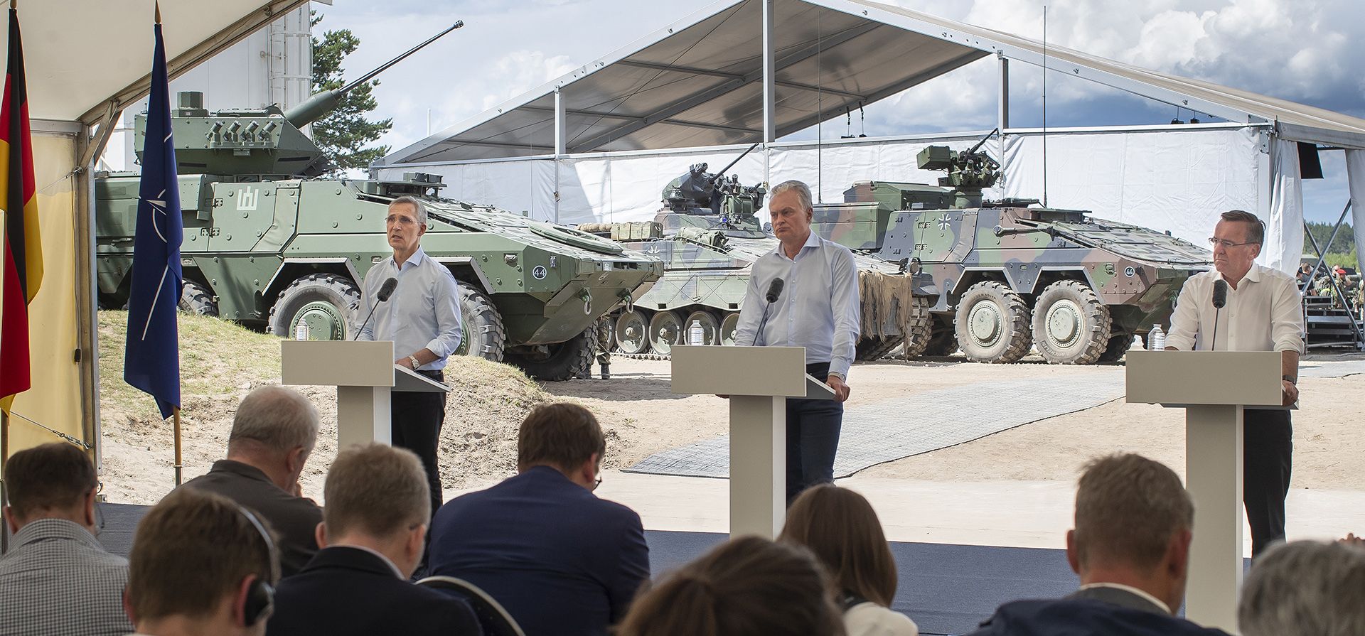 El secretario general de la OTAN, Jens Stoltenberg, a la izquierda, habla durante una conferencia de prensa conjunta con el presidente de Lituania, Gitanas Nauseda, al centro, y el ministro de Defensa alemán, Boris Pistorius, en el ejercicio Griffin Storm 2023 durante la visita al campo de entrenamiento en Pabrade, a unos 60 km al norte de la capital Vilnius, Lituania, el lunes 26 de junio de 2023. (AP Photo/Mindaugas Kulbis) El secretario general de la OTAN, Jens Stoltenberg, a la izquierda, habla durante una conferencia de prensa conjunta con el presidente de Lituania, Gitanas Nauseda, al centro, y el ministro de Defensa alemán, Boris Pistorius, en el ejercicio Griffin Storm 2023 durante la visita al campo de entrenamiento en Pabrade, a unos 60 km al norte de la capital Vilnius, Lituania, el lunes 26 de junio de 2023. (AP Photo/Mindaugas Kulbis)