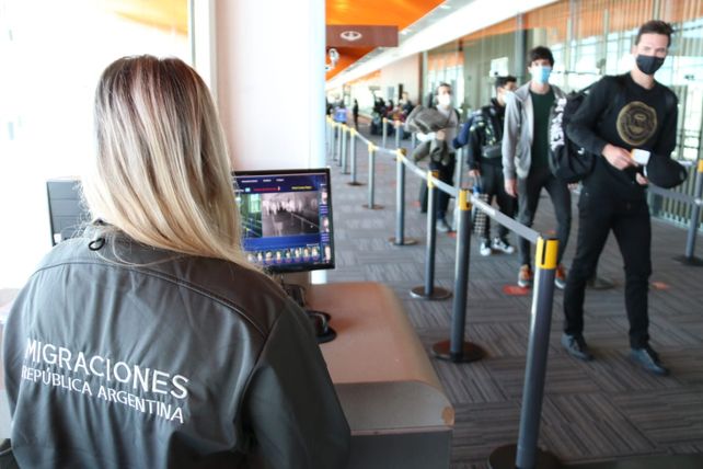 Voló de Miami a Ezeiza con certificado trucho y Covid y quedó detenido