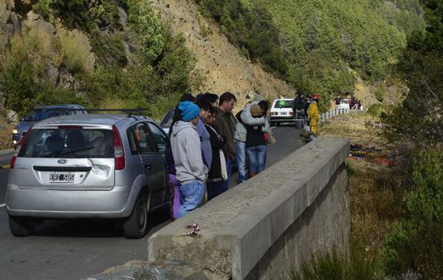 horror. Familiares de la joven fallecida protagonizan escenas desgarradoras junto al lago Lácar