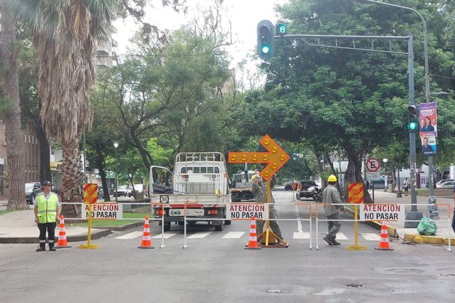 Comienza la reparación del hundimiento en la calzada sobre bulevar Gálvez frente a plaza Pueyrredón: los cortes y desvíos de tránsito Comienza la reparación del hundimiento en la calzada sobre bulevar Gálvez frente a plaza Pueyrredón: los cortes y desvíos de tránsito