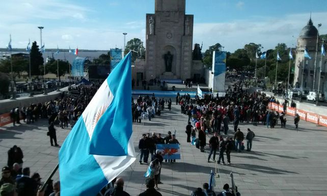 Las fotos de los chicos que juraron lealtad a la Bandera y la aparición de Manuel Belgrano