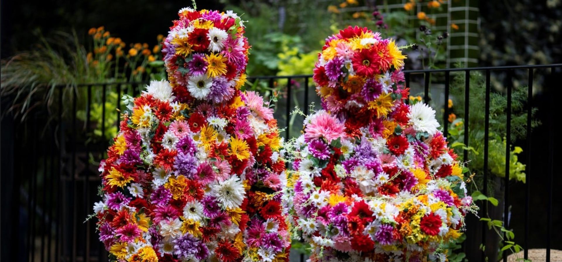 Dos personas vestidas en su totalidad con flores asisten a la Exposición Floral de Chelsea 2023, este lunes en Londres. EFE/ Tolga Akmen Dos personas vestidas en su totalidad con flores asisten a la Exposición Floral de Chelsea 2023, este lunes en Londres. EFE/ Tolga Akmen