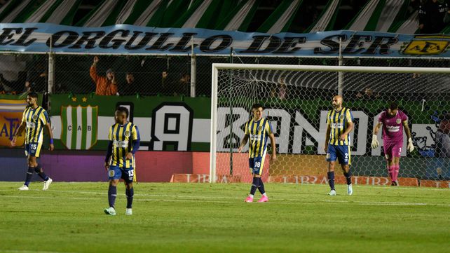 Los futbolistas de Central se lamentan en uno de los goles de Banfield. El equipo no pudo dar el salto de calidad.