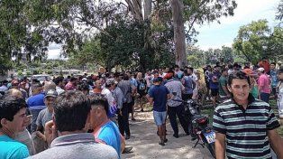 Pescadores de Victoria se concentraron en el ingreso de los frigoríficos para reclamar por la suba del precio de las piezas. No hay acuerdo y sigue el bloqueo.