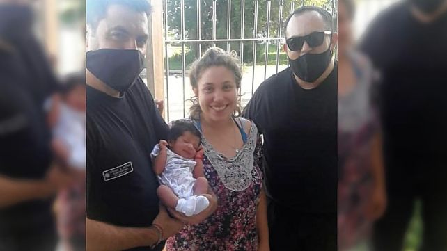 Los policías junto a la mamá y a la pequeña de 15 días a quien le salvaron la vida.
