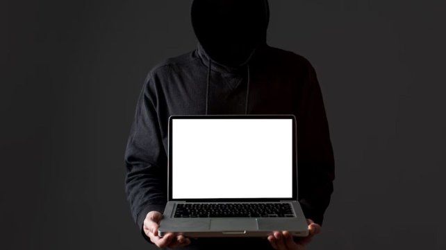 Expertos advierten sobre técnicas que se sirven de enlaces engañosos al pie de mensajes masivos para recolectar datos privados y acceder a fondos