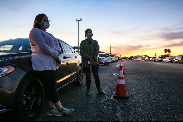 TEXAS. Cindy Rubiano y Trolena Loya harán cola toda la noche para que sus padres y suegros sean vacunados.