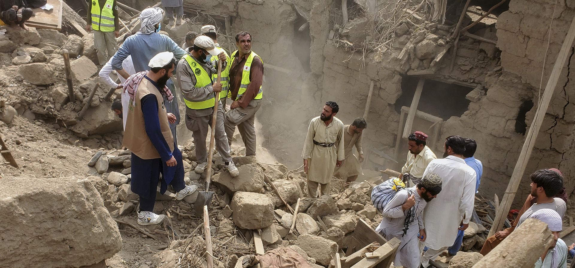 Trabajadores de defensa civil, residentes locales y soldados del ejército limpian los escombros de una casa derrumbada tras un potente terremoto de magnitud 6.0 que azotó el este de Afganistán el domingo, causando numerosas muertes y la destrucción de aldeas, en Mazar Dara, provincia de Kunar, Afganistán, el martes 2 de septiembre de 2025. (Foto AP/Hedayat Shah) Trabajadores de defensa civil, residentes locales y soldados del ejército limpian los escombros de una casa derrumbada tras un potente terremoto de magnitud 6.0 que azotó el este de Afganistán el domingo, causando numerosas muertes y la destrucción de aldeas, en Mazar Dara, provincia de Kunar, Afganistán, el martes 2 de septiembre de 2025. (Foto AP/Hedayat Shah)