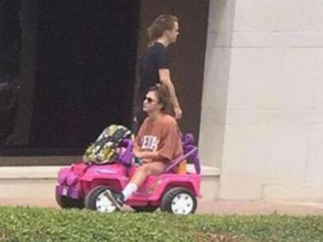 Le quitaron el carné y ahora maneja un Jeep Barbie