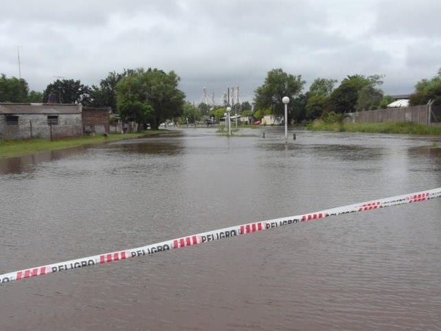Desbordó el canal de Maciel por el agua que llega de los campos