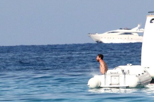 Messi ensayó un arriesgado salto desde el techo del yate en el que vacaciona y sus fans lo celebran en las redes