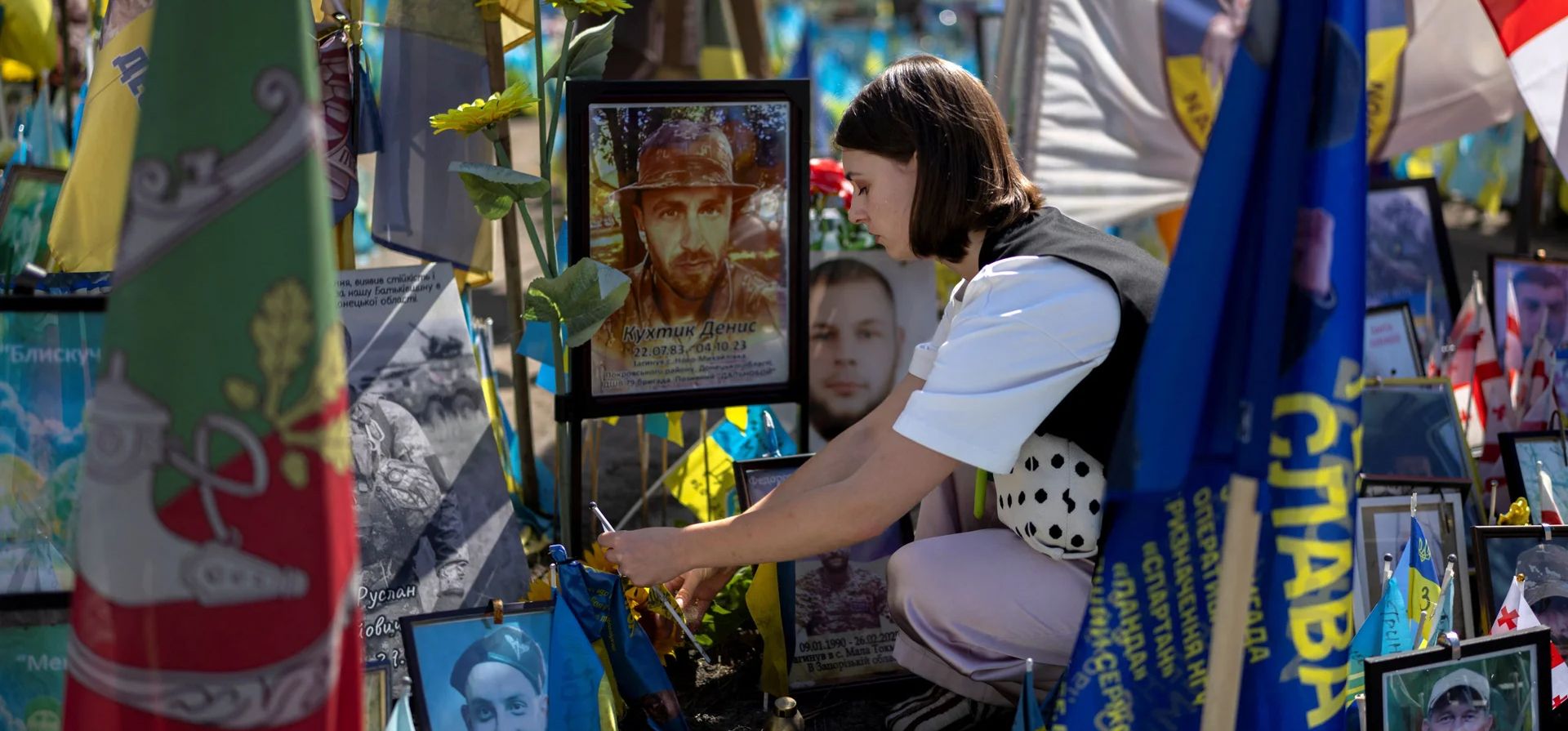 Yulia conmemora a su tío Denys, quien murió luchando contra la invasión rusa, en un sitio conmemorativo improvisado en la Plaza de la Independencia mientras Ucrania conmemora el Día del Recuerdo de los Defensores, Kiev, Ucrania. Fotografía: Thomas Peter/Reuters Yulia conmemora a su tío Denys, quien murió luchando contra la invasión rusa, en un sitio conmemorativo improvisado en la Plaza de la Independencia mientras Ucrania conmemora el Día del Recuerdo de los Defensores, Kiev, Ucrania. Fotografía: Thomas Peter/Reuters