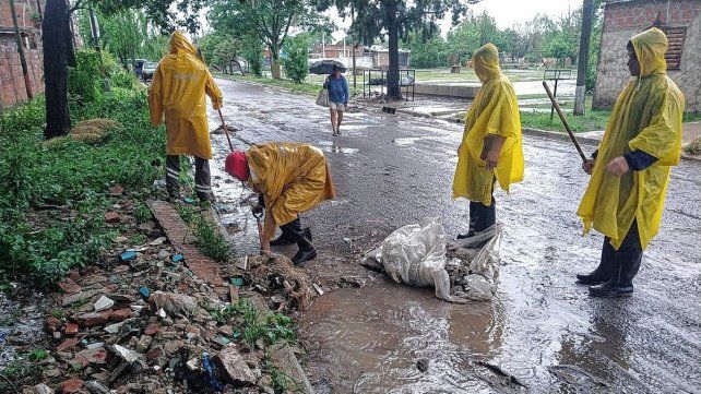 Trabajos de cuadrilla municipal ante reclamos de vecinos.