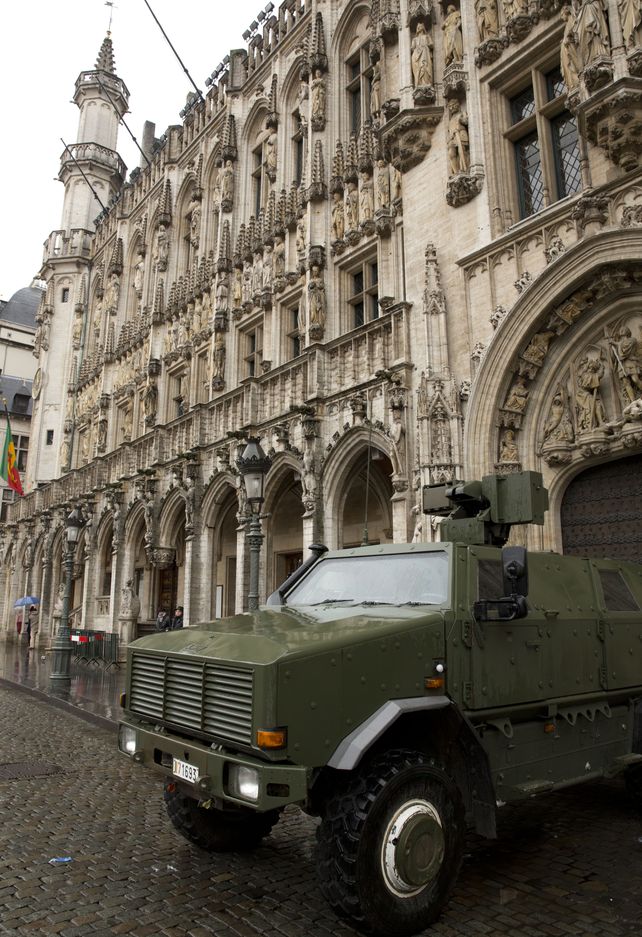 Un vehículo blindado custodia el centro de Bruselas. (Foto de Reuters)
