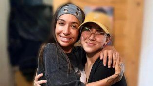 María Becerra visitó a una fan con cáncer y el encuentro se viralizó