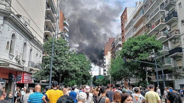 El feroz incendio en Caballito dejó sin luz a miles de usuarios. Foto: Roxana Toral.