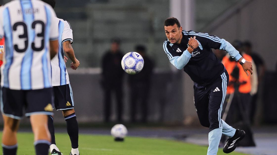 Lionel Scaloni tendrá al menos dos partidos más al frente de la selección argentina.