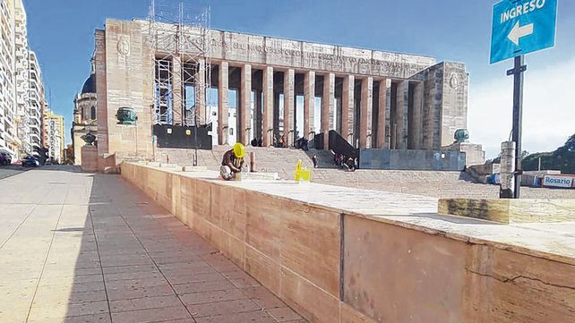 Plan de recuperación. Las tareas buscan revertir los efectos de la humedad en la obra inaugurada en 1957.
