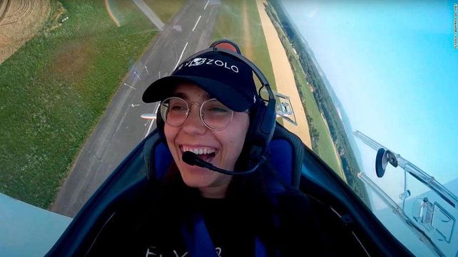 Una joven de 19 años inició la vuelta al mundo en un avión biplaza para ser Récord Guinness