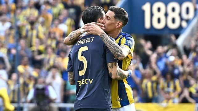 14 de septiembre pasado, Gigante de Arroyito. Di María y Paredes se saludan tras el final del partido en el que Central y Boca empataron 1-1.