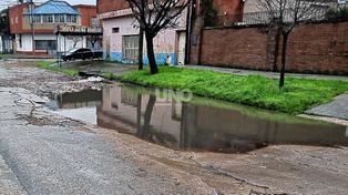 Un socavón que lleva más de 20 años preocupa a los vecinos de Barranquitas: La vereda parece un zigzag y esto no da para más