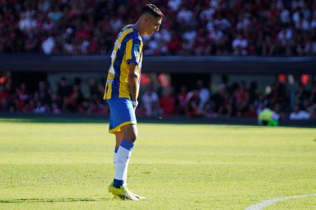 Ángel Di María se toca el aductor en medio del clásico. El capitán de Central jugó a media máquina