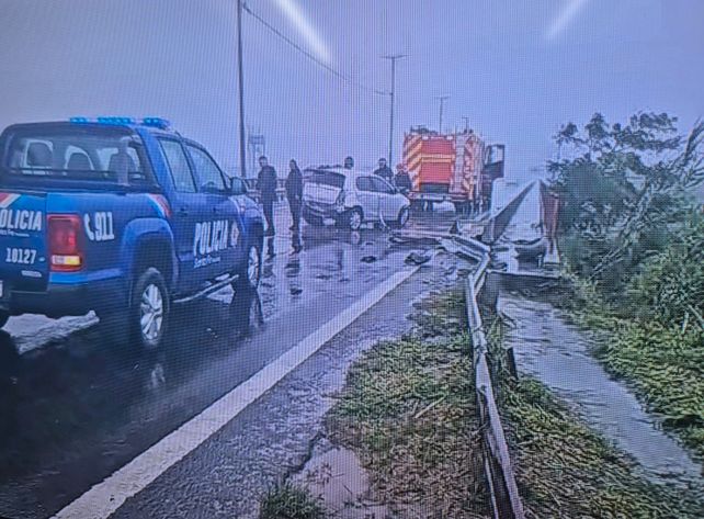 Ruta 168: chocó contra el guardarrail y murió en un violento accidente bajo la lluvia