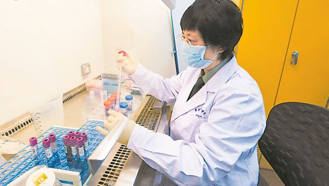 Pruebas de una vacuna china contra el coronavirus dan resultados positivos