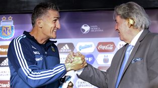 Apretón de manos. Bauza y Armando Pérez sellan el vínculo del Patón como DT de la selección.